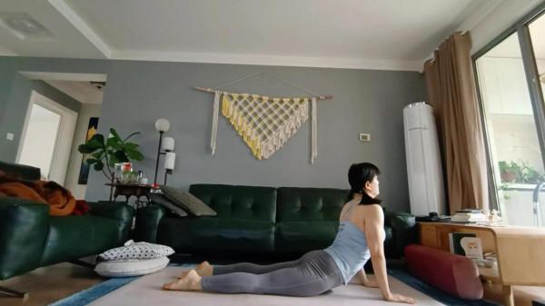 熱身運動是每天第一項，十遍拜日式讓身體迅速熱起來