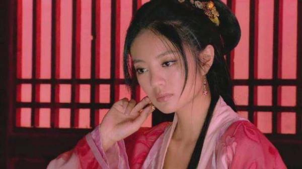 向佐曾對她一見鍾情，戀愛成熟見父母時，向太卻一句話拒絕了