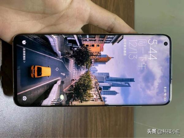 從3299跌至1909元，驍龍870+無線充電，曲面屏旗艦開始淪為千元機