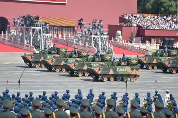 為何閱兵時不是荷槍實彈？1981年埃及總統遇刺，給各國敲響了警鐘