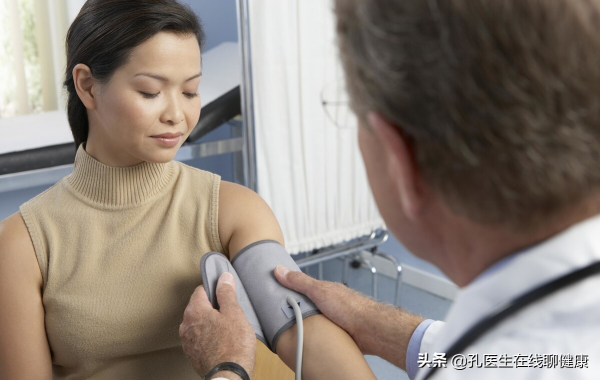 電子血壓計到底準不準，測血壓該測左臂還是右臂？醫生給你講明白
