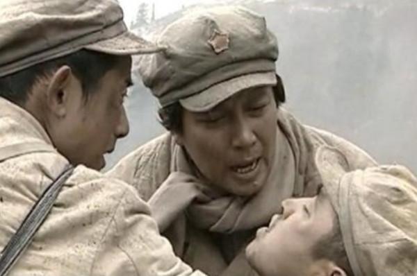 長征中,警衛員為救毛澤東而犧牲,主席為他蓋被,將辣椒粉灑墓上 長征中,警衛員為救毛澤東而犧牲,主席為他蓋被,將辣椒粉灑墓上