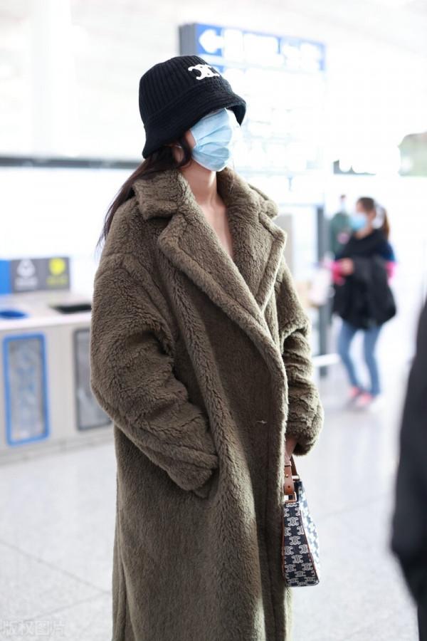 林允這麼怕冷？穿青綠色絨大衣搭配長筒靴時尚又保暖