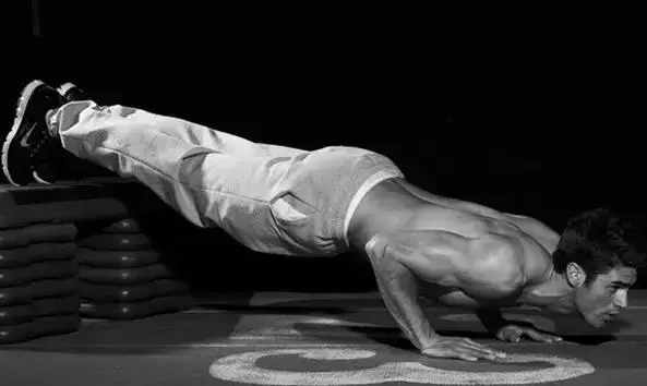 有肌肉才夠男人，徒手健身24式