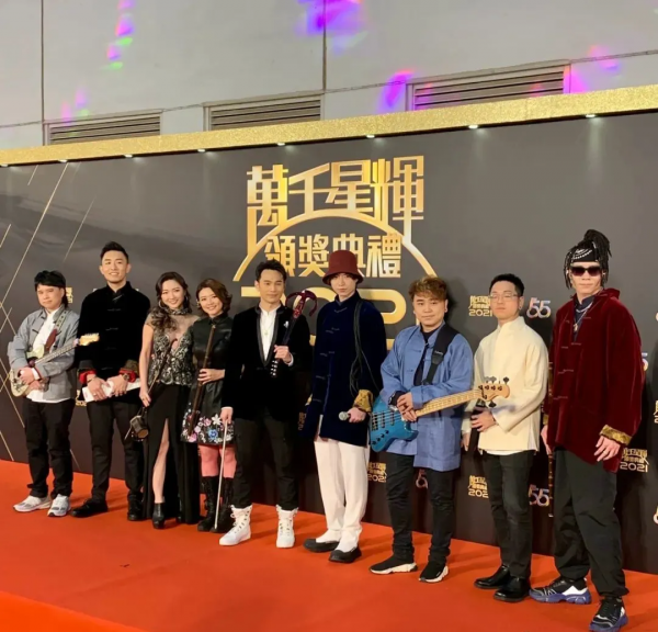 TVB紅毯醜哭了，像鄉鎮模特大賽，鍾嘉欣妝好髒、馬國明泛油光