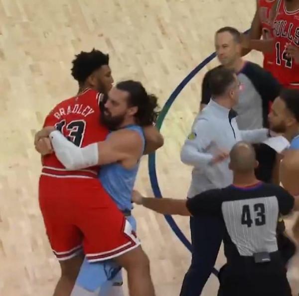 搶鏡！亞當斯衝突中上演瓷實&OpenCurlyDoubleQuote;擋拆&rdquo;最後直接將布拉德利抱走