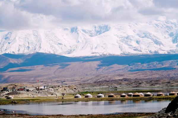 慵懶的喀什，當地人中午才起床，半夜街上很多俊男靚女