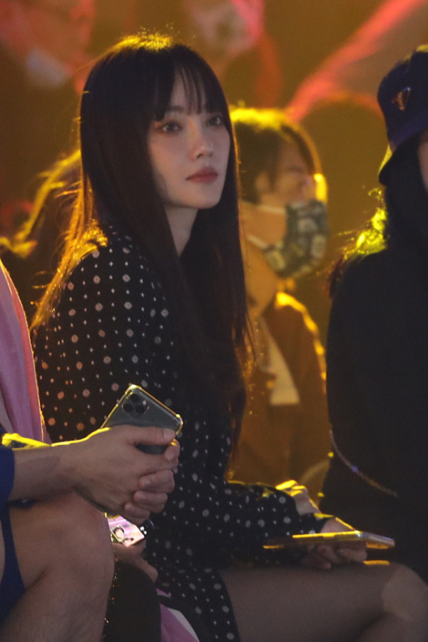 李小璐審美真不如媽媽,穿亮鑽西裝像網紅,媽媽打扮知性似企業家 李小璐審美真不如媽媽,穿亮鑽西裝像網紅,媽媽打扮知性似企業家