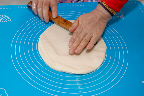 春餅,冷水和麵還是開水燙麵?教你詳細做法,柔軟勁道,餅薄如紙 春餅,冷水和麵還是開水燙麵?教你詳細做法,柔軟勁道,餅薄如紙