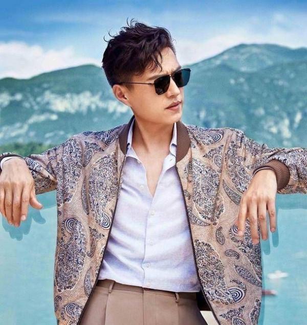 靳東30歲後的髮型告訴我們：“方臉大叔的帥氣得靠留對髮型體現”