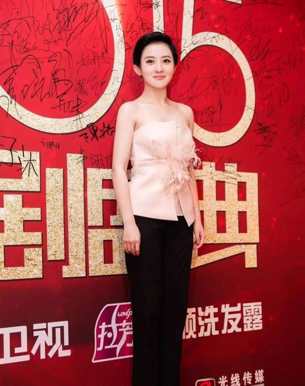 李玲玉與金銘都有娃娃臉，同穿禮服還手牽手，站一起看著挺像母女