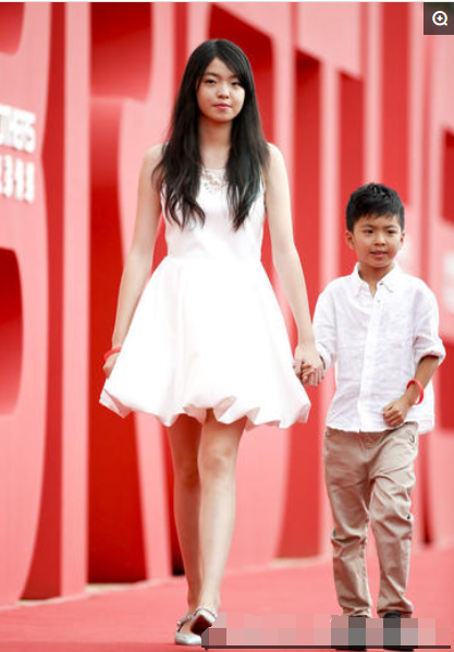 王中磊一家4口走紅毯，全家長一個樣，女兒比爸爸還高？