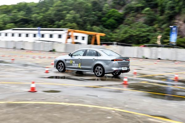 四輪獨懸 +1.5T 頂配不到10萬!凱翼軒度試駕體驗 四輪獨懸 +1.5T 頂配不到10萬!凱翼軒度試駕體驗