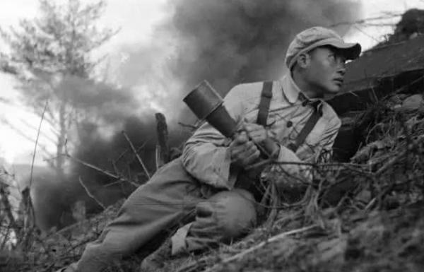 譚炳雲：1人阻擊美坦克師8小時，毛主席親自接待，元帥們排隊敬酒