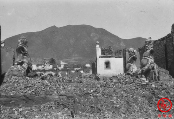 民國甘肅老照片:老漢蹲在牆角吃飯,禿鷲成群集結場面嚇人 民國甘肅老照片:老漢蹲在牆角吃飯,禿鷲成群集結場面嚇人