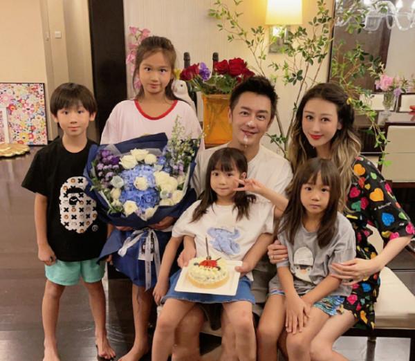 陳浩民慶祝52歲生日,一家六口幸福同框,蔡少芬冉瑩穎帶娃現身 陳浩民慶祝52歲生日,一家六口幸福同框,蔡少芬冉瑩穎帶娃現身