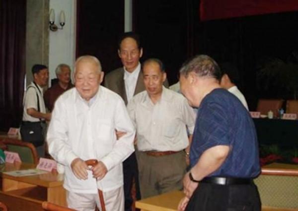 他是原河北省委書記兼省長,為官一生清廉,女兒卻因此走上絕路 他是原河北省委書記兼省長,為官一生清廉,女兒卻因此走上絕路