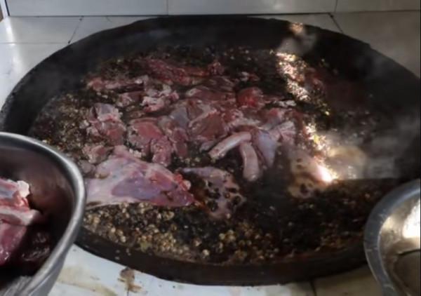 河南大爺推車賣小吃,半鍋佐料半鍋肉,肉沒洗乾淨還一小時就賣光 河南大爺推車賣小吃,半鍋佐料半鍋肉,肉沒洗乾淨還一小時就賣光