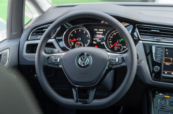 里程沒破萬，車價省4萬！二手準新頂配7座大眾途安L