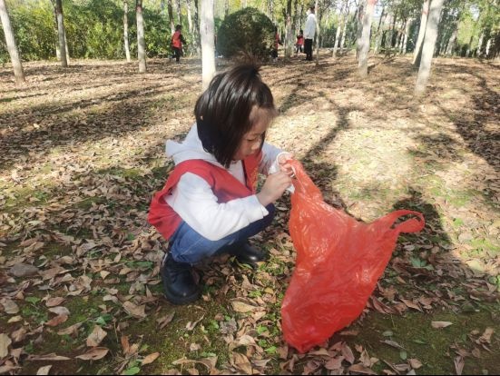 「培育和踐行社會主義核心價值觀」寬城第二幼兒園開展我帶文明同行徒步秋遊活動