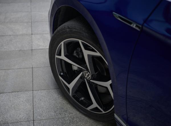 德國原裝進口,配10氣囊+11個音響,大眾新車20多萬還是可變懸架 德國原裝進口,配10氣囊+11個音響,大眾新車20多萬還是可變懸架