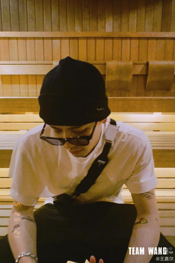 王嘉爾，魏大勳同框，笑料不斷！帥哥都是有趣的