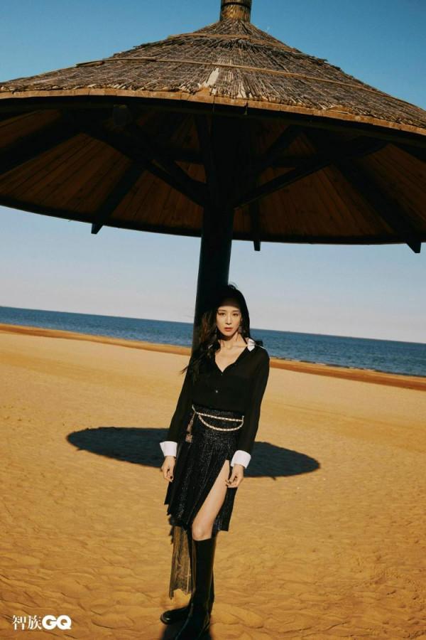 張鈞甯海邊大片曝光 穿黑色紗裙溫柔隨性