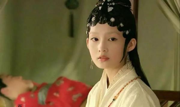 從李沁到趙露思，楊洋的5段戀情緋聞，個個都很有“故事”