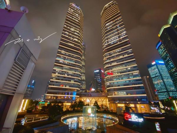 上海第一家蘋果專賣店，就在東方明珠旁邊，被譽為最美蘋果專賣店