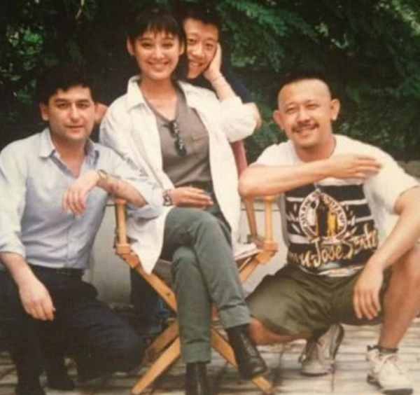 嫁給名導的5位“嬌妻”：陳婷18歲就生子，徐帆54歲至今不生孩子