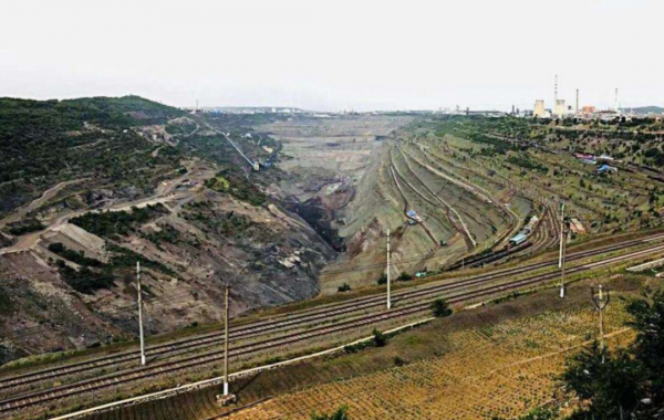 我國第一露天煤礦，煤層厚達55米，開採118年後如今是什麼樣子？