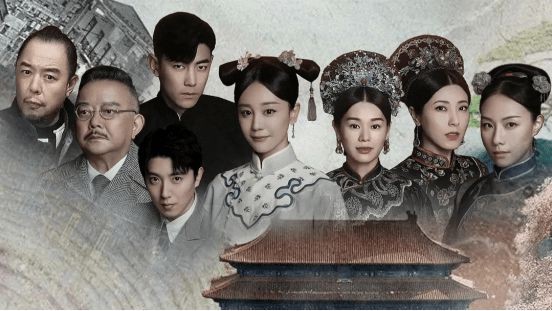 65歲張鐵林為友人作畫！肚腩突出襯衫鬆垮，戴老花鏡頭頂扎小辮