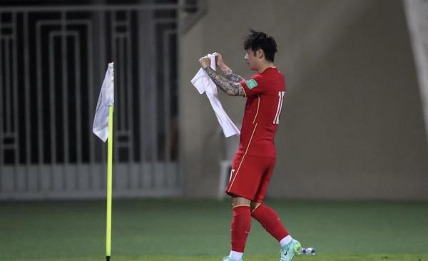 張稀哲故事匯，低調大婚妻子貌美如花，接替鄭智成國足新10號