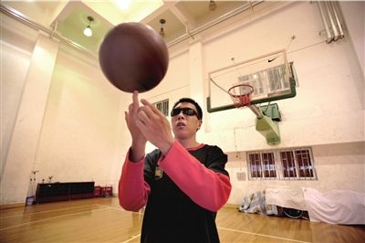 他曾是王治郅隊友，18歲被炸瞎雙眼不認命，為國家奪3枚殘奧金牌