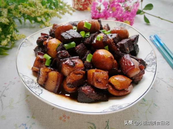 一塊五花肉加點鵪鶉蛋,燉一燉太香啦,濃香軟爛入味,真解饞 一塊五花肉加點鵪鶉蛋,燉一燉太香啦,濃香軟爛入味,真解饞