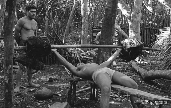 6名男孩乘船漂流被困荒島，團隊協作生活了一年多才獲救