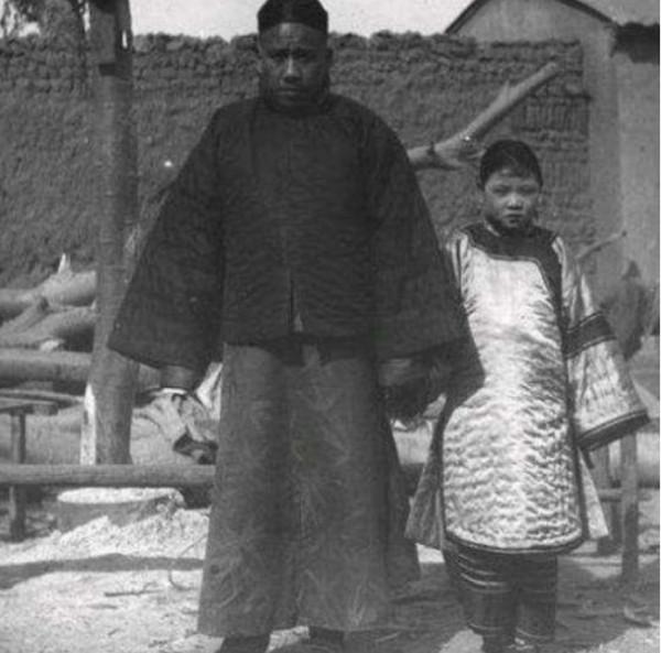 民國一農婦回憶：“賣大炕”女子“工作”時，丈夫抱孩子出門等候