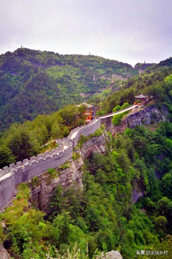 建在山頂上的景區，曾經的土匪窩，現在成為紅色景點和避暑勝地