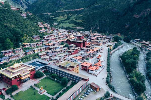 瓦拉寺：康巴腹地的“孔雀開屏”，藏東第一廟