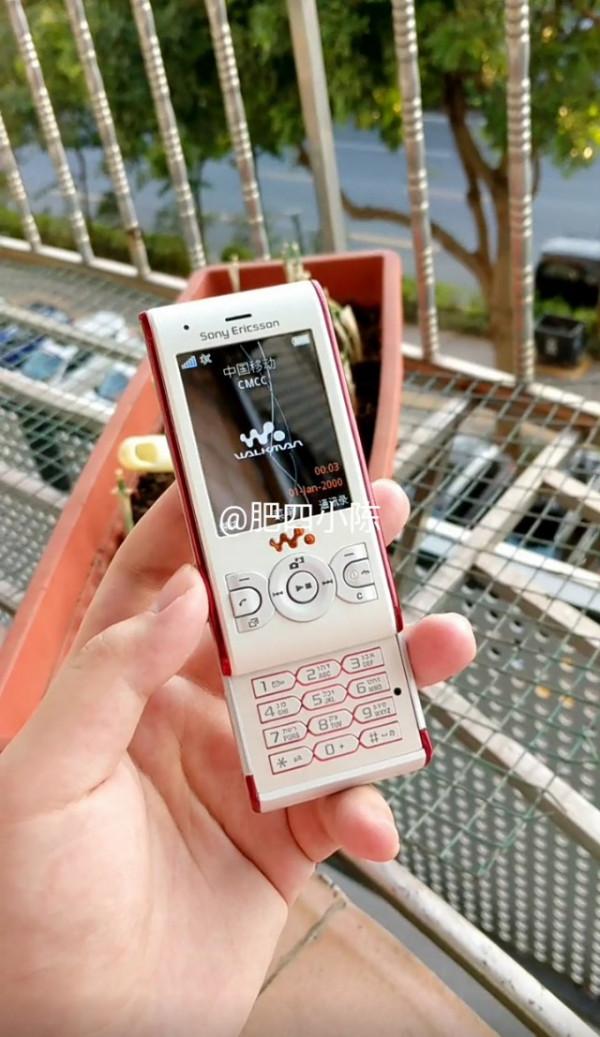 那些年上市的翻蓋滑蓋手機太漂亮了，那時候你買過了什麼品牌手機