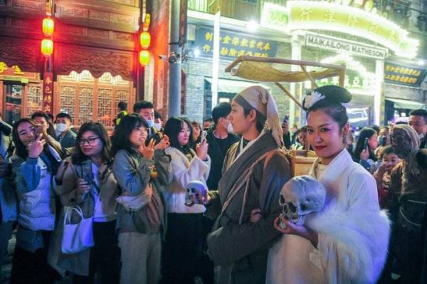 沉浸在小鎮裡，感受詭異的狂歡