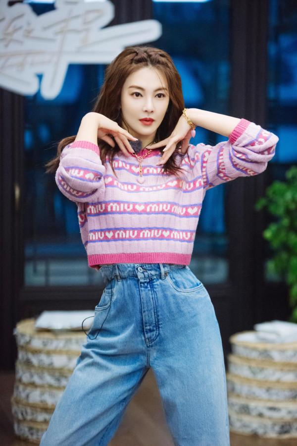 戀愛後的張雨綺也太粉嫩了！穿泡泡袖連衣裙，簡直就是人間水蜜桃