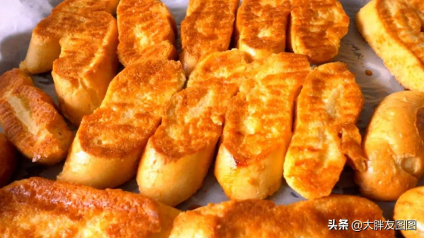 本以為是盤煎豆腐，試了一口，是麵包做的，軟嫩嫩超好吃