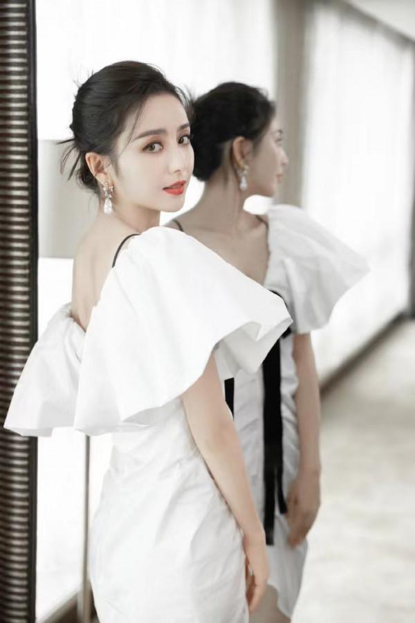 佟麗婭哪像當媽的人,白色連衣裙清新甜美,離婚後美出“仙女範” 佟麗婭哪像當媽的人,白色連衣裙清新甜美,離婚後美出“仙女範”