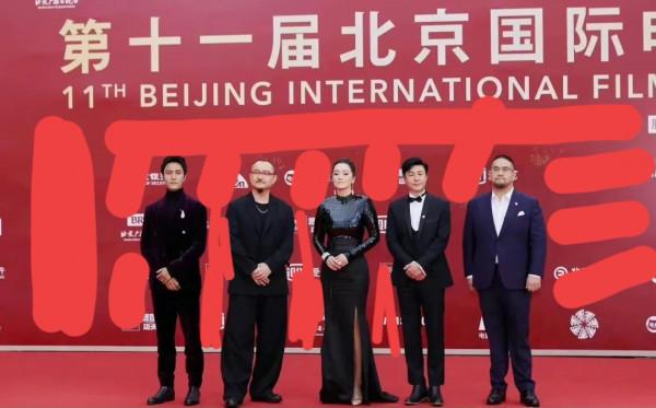 北影節紅毯：楊穎美背搶鏡，佟麗婭仙氣絕美，都不及鞏俐比耶吸睛