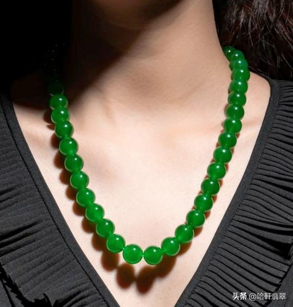 價值1億的「帝王綠」翡翠套裝,居然還擁有專屬的帝王玉證書? 價值1億的「帝王綠」翡翠套裝,居然還擁有專屬的帝王玉證書?