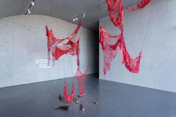 鹽田千春:紅與黑之間 缺席中的存在 鹽田千春:紅與黑之間 缺席中的存在