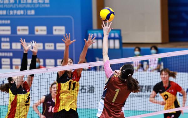 山東女排從黑馬變成紙老虎，梅笑寒傳球思路僵化，主帥換人慢一拍