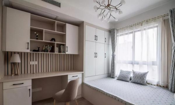 127平現代風陽臺隔出小書房，臨著大大的落地窗，輕鬆又愜意