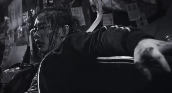 一部黑白電影，充滿腐爛肉香